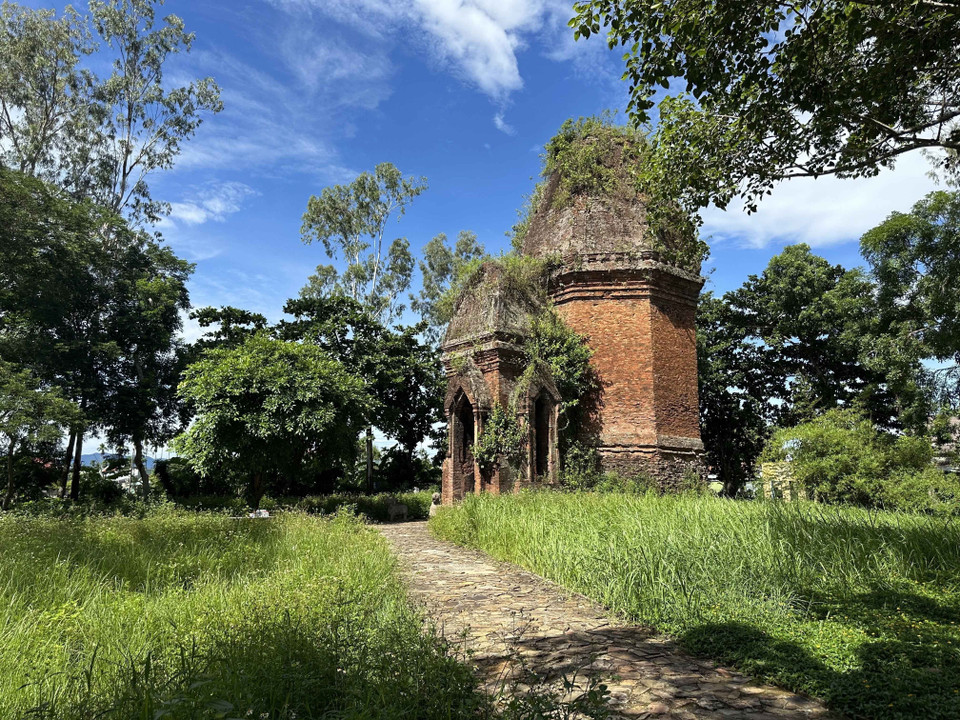 凭安塔呈林伽（Linga）造型，建于11世纪左右，是中部越南现存最古老的占婆塔之一，拥有独特的建筑风格，与其他塔群迥然不同。图自越通社