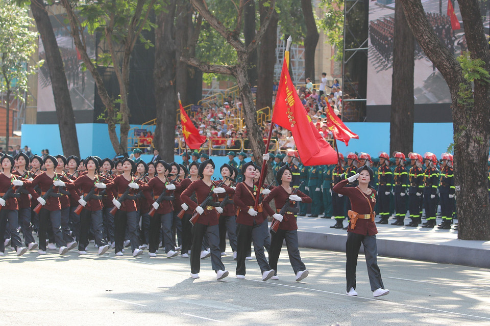 女民兵方队参加纪念南方解放、国家统一50周年庆典阅兵、游行总彩排。图自 越通社