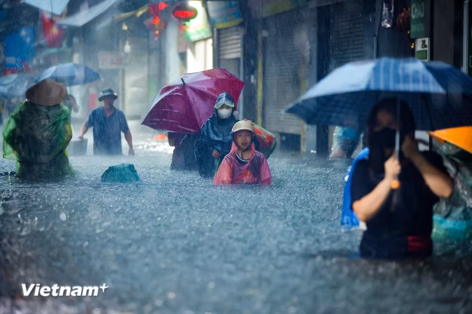 人流淹没在“化为河流”的街道中。图自越通社