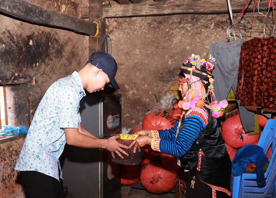 子女在向父母奉上祭品或接受长辈赠礼时，都要低头行礼，以表达对父母的感恩与敬意。图自越通社