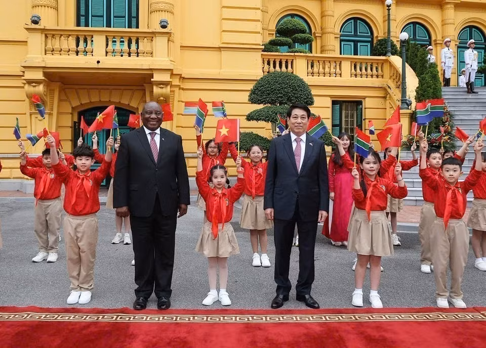 越南国家主席梁强与南非总统马塔梅拉·西里尔·拉马福萨同首都少年儿童合影留念。图自越通社