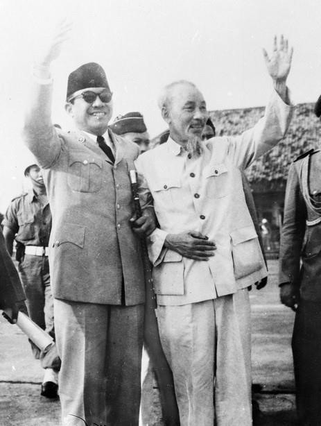 1959年6月24日，胡志明主席与印度尼西亚总统苏加诺在巴亭广场举行欢迎印度尼西亚总统苏加诺对越南进行访问的集会上向河内市民挥手致意。图自越通社