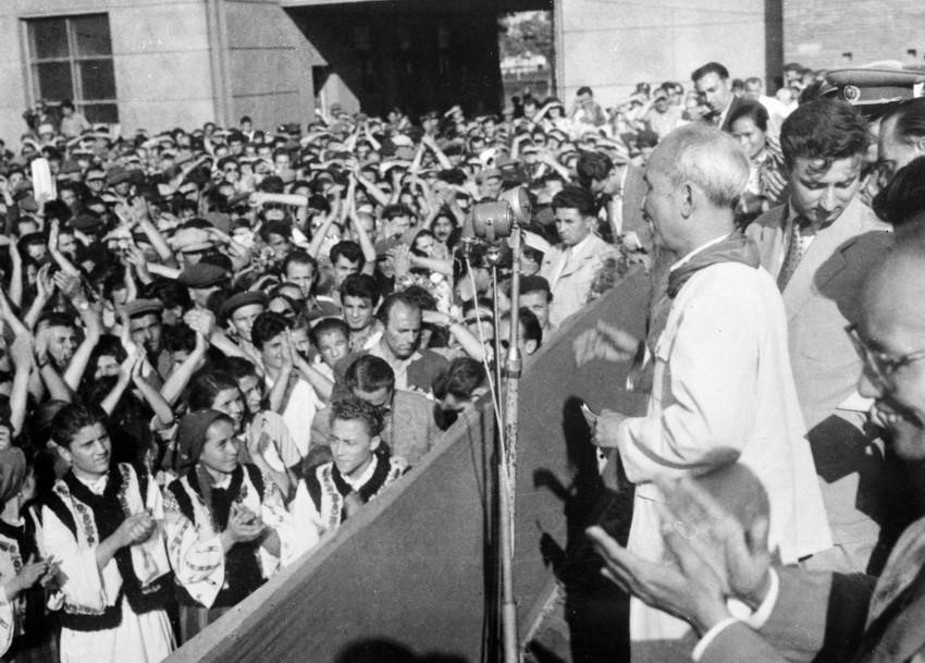 在1957年7月对罗马尼亚进行友好访问期间，胡志明主席探访并与布加勒斯特市拖拉机制造厂工人进行亲切交谈。图自越通社