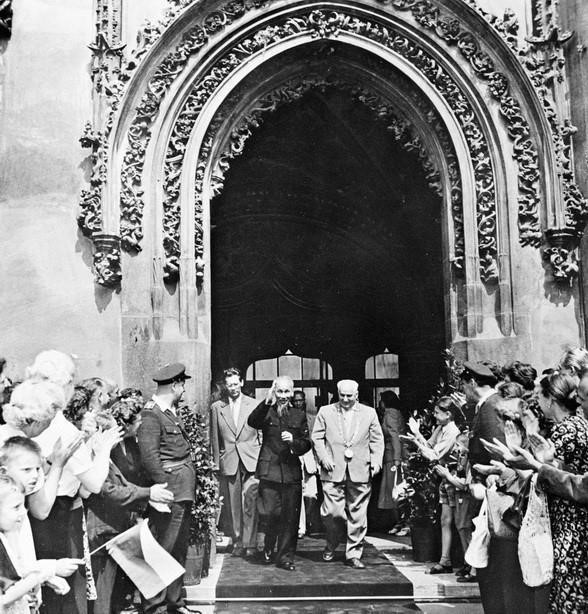 1957年7月18日，胡志明主席在对捷克斯洛伐克进行友好访问期间参观布拉格市政厅。图自越通社