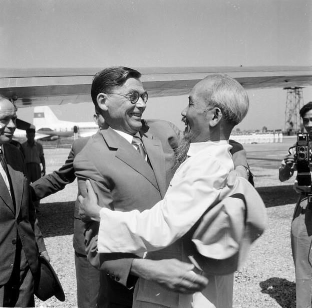 1959年12月26日，胡志明主席主持仪式，欢迎波兰国家委员会主席亚历山大·萨瓦茨基对越南进行访问。图自越通社