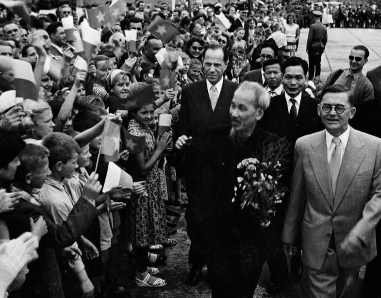 1957年7月21日，波兰党和国家领导人以及首都华沙众多民众热烈欢迎胡志明主席对波兰进行正式访问。图自越通社