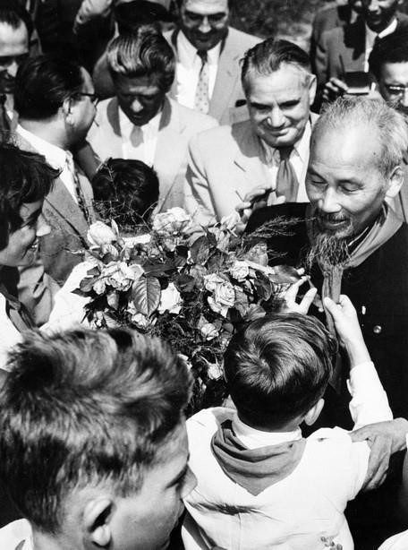 1957年8月4日，在胡志明主席探访布达佩斯市夏令营时，匈牙利儿童向他老人家赠送献花。图自越通社
