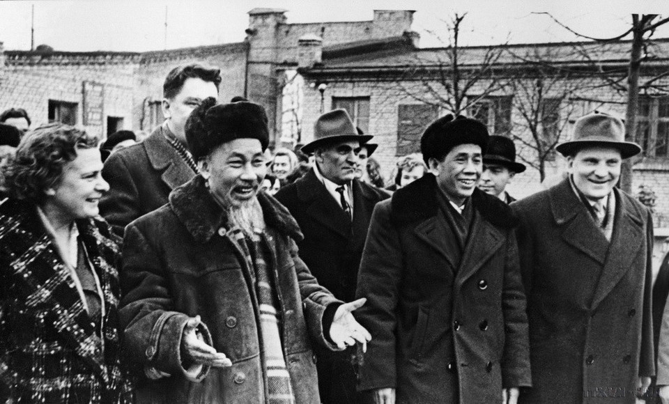 1961年10月，胡志明主席与党中央执行委员会第一书记黎笋一同出席苏联共产党第二十二次代表大会。图自越通社