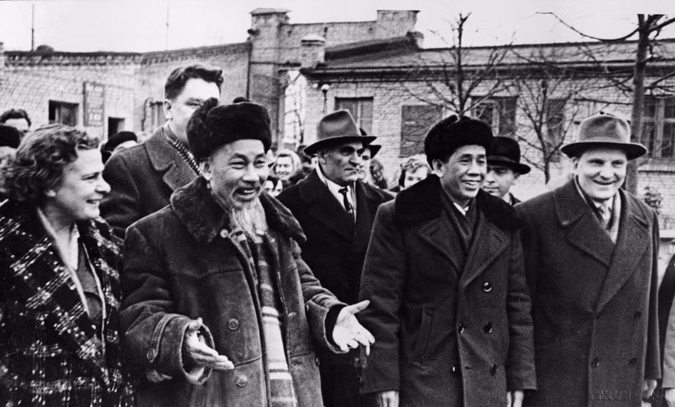 1961年10月，胡志明主席与党中央执行委员会第一书记黎笋一同出席苏联共产党第二十二次代表大会。图自越通社