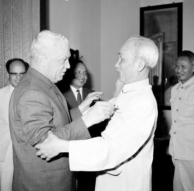 1966年5月5日，胡志明主席主持仪式，欢迎对越南进行访问的罗马尼亚国家委员会副主席埃米尔·波德纳拉希。图自越通社