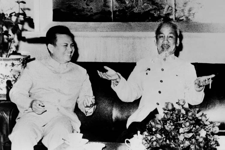 1966年，胡志明主席亲密会见率领对越南进行友好访问的老挝党和爱国阵线代表团团长凯山•丰威汉（Kaysone Phomvihane）。图自越通社