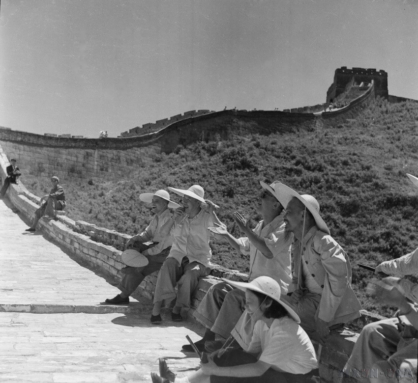 1955年7月，胡志明主席参观万里长城（中国）。图自越通社
