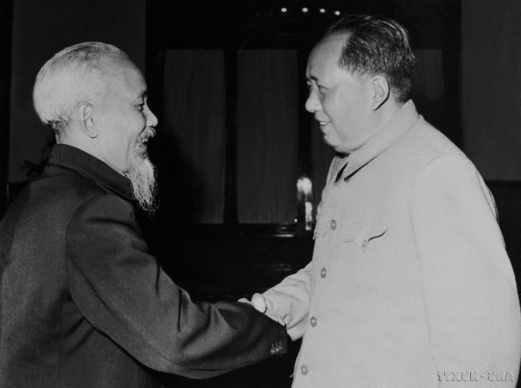 在从1960年11月2日至4日对中国进行访问期间，1960年11月2日在北京，胡志明主席与毛泽东主席举行会谈。图自越通社
