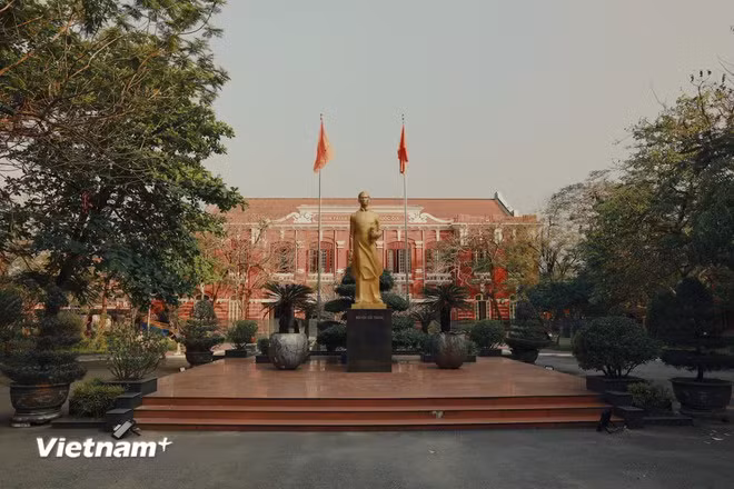 120余年来，顺化国学高中成为顺化最负盛名的学校之一，曾培养出多位杰出领导人，如胡志明主席、陈富总书记、武元甲大将等。图自越通社