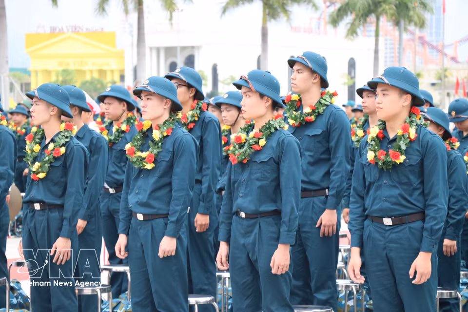 岘港市青年在2026年新兵入伍欢送仪式上满怀期待，踊跃参军入伍。图自越通社