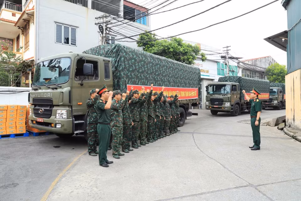 越南军队后勤技术部门力量正在装运援助委内瑞拉的救灾物资、粮食和食品。图自：越通社