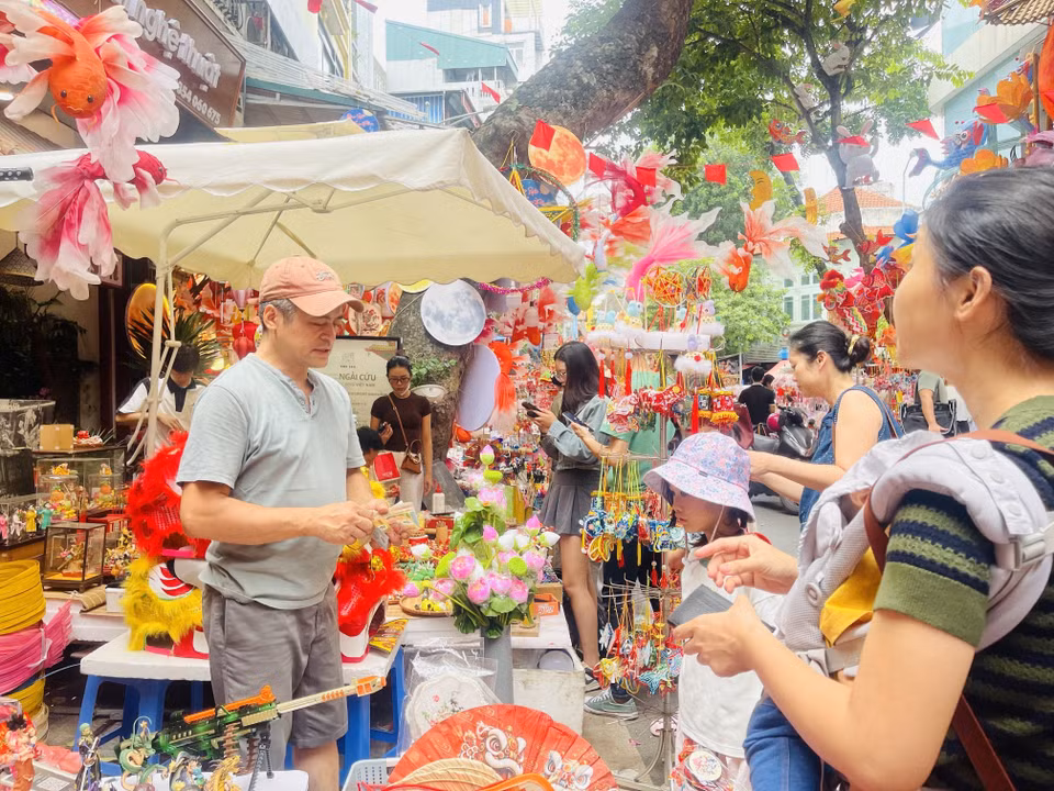 中秋节前夕，河内还剑坊行马街成为许多人前来购物，拍照打卡的热门目的地。图自越通社