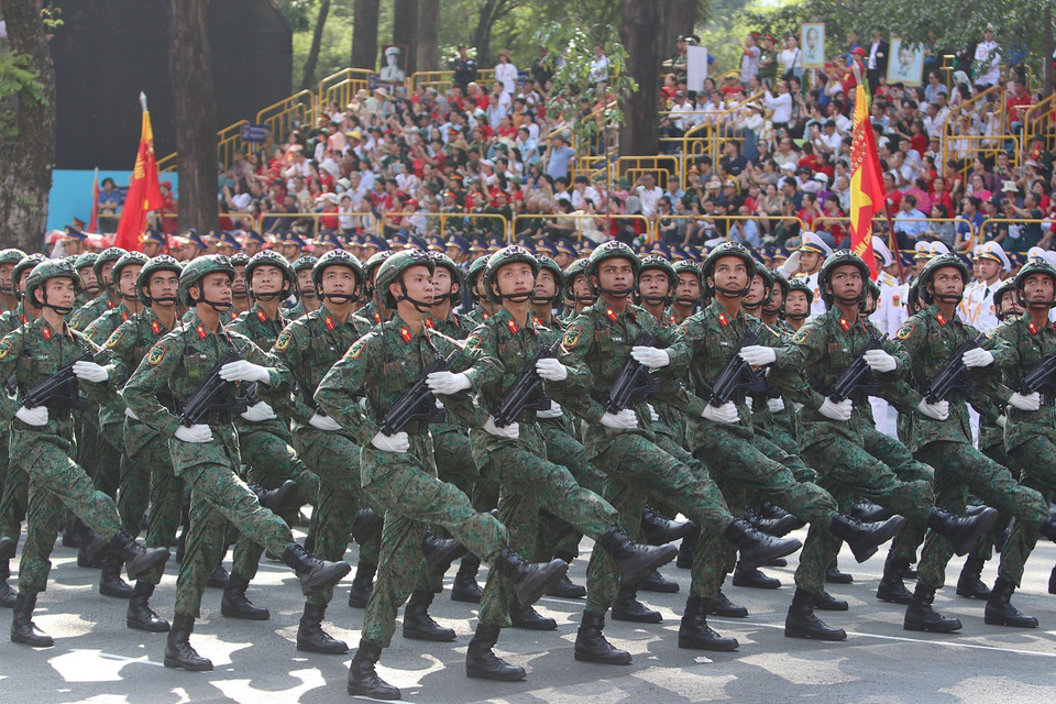 越南人民军各方队参加纪念南方解放、国家统一50周年庆典阅兵、游行总彩排。图自 越通社