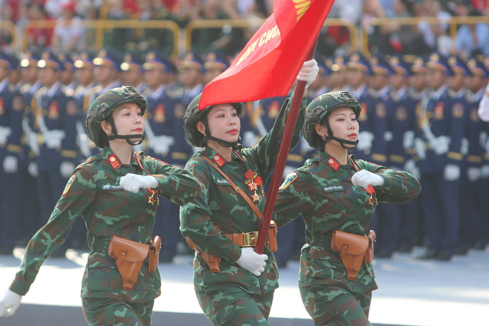 越南人民军各方队参加纪念南方解放、国家统一50周年庆典阅兵、游行总彩排。图自 越通社