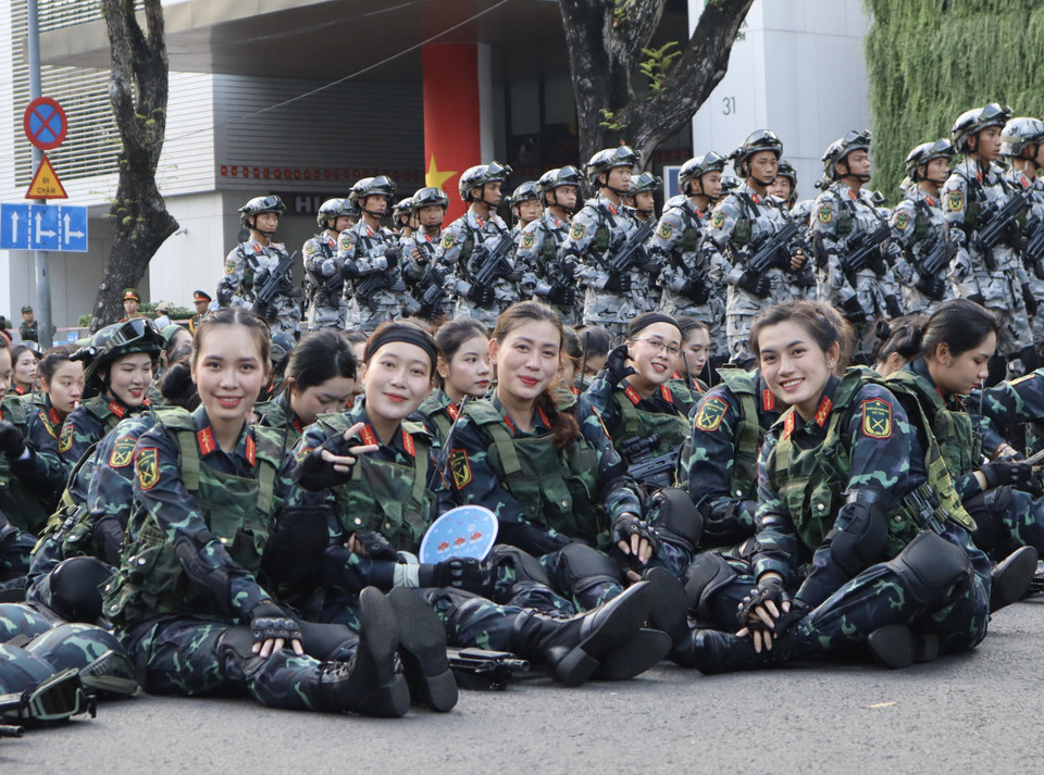 女性特种警察方队参加纪念南方解放、国家统一50周年庆典阅兵、游行活动总彩排前。图自 越通社