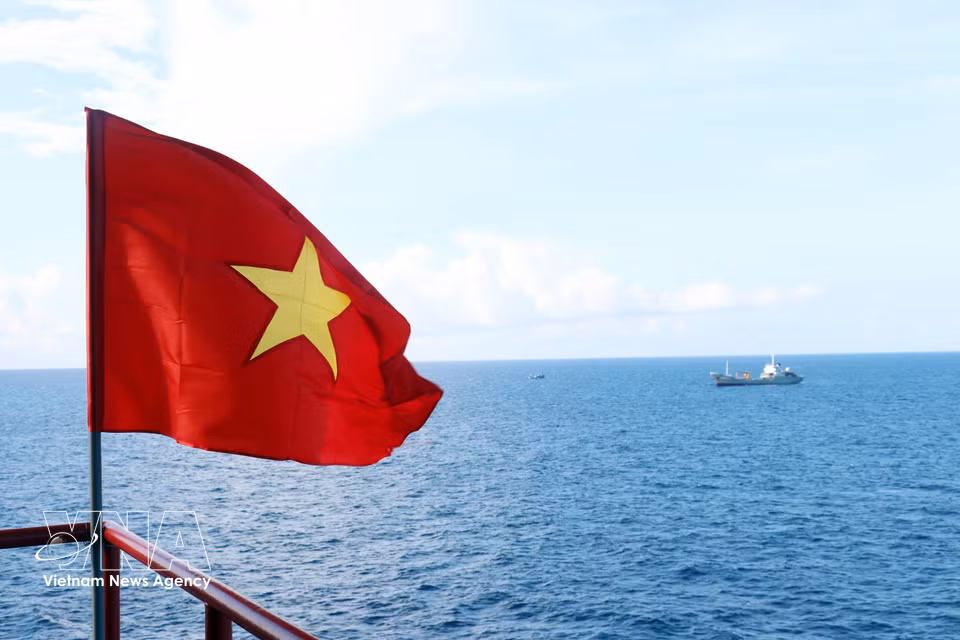 越南国旗在桂塘经济—科学技术服务站（DK1/8海上高脚屋）上。图自越通社