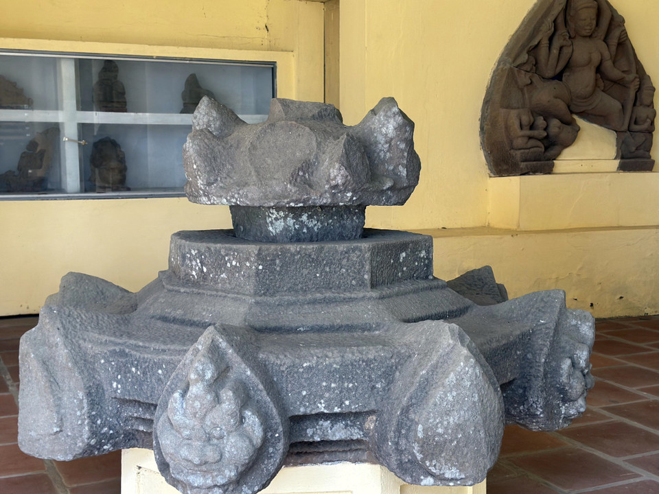 在多次考古发掘中，众多出土的珍贵文物正陈列在旃檀塔遗址区。图自越通社