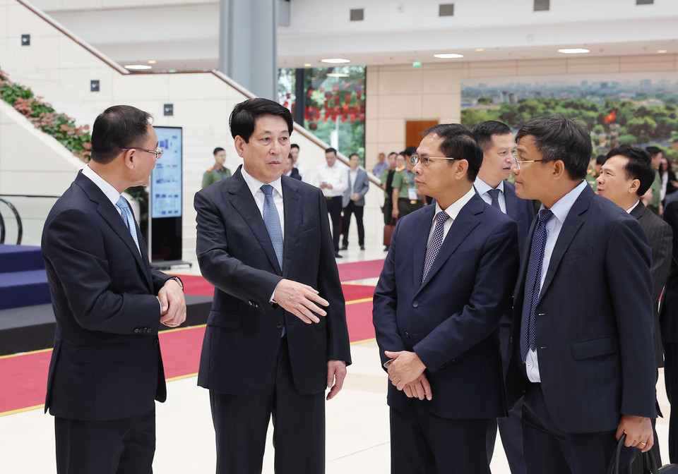 越南国家主席梁强在河内市美亭国家会议中心检查联合国《打击网络犯罪公约》(《河内公约》)签署仪式的筹备与彩排工作。图自越通社