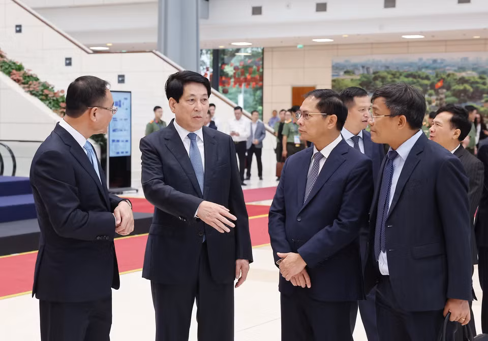 越南国家主席梁强在河内市美亭国家会议中心检查联合国《打击网络犯罪公约》（《河内公约》）签署仪式的筹备与彩排工作。图自越通社