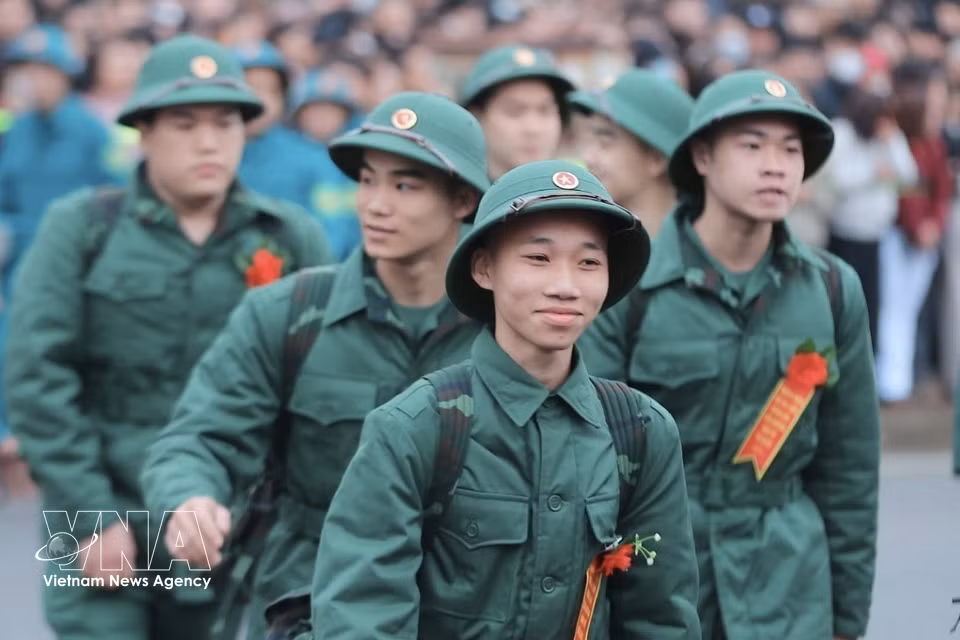 在河内市嘉林PTkV4指挥部第06交接点：新兵们兴高采烈地启程参军入伍。图自越通社