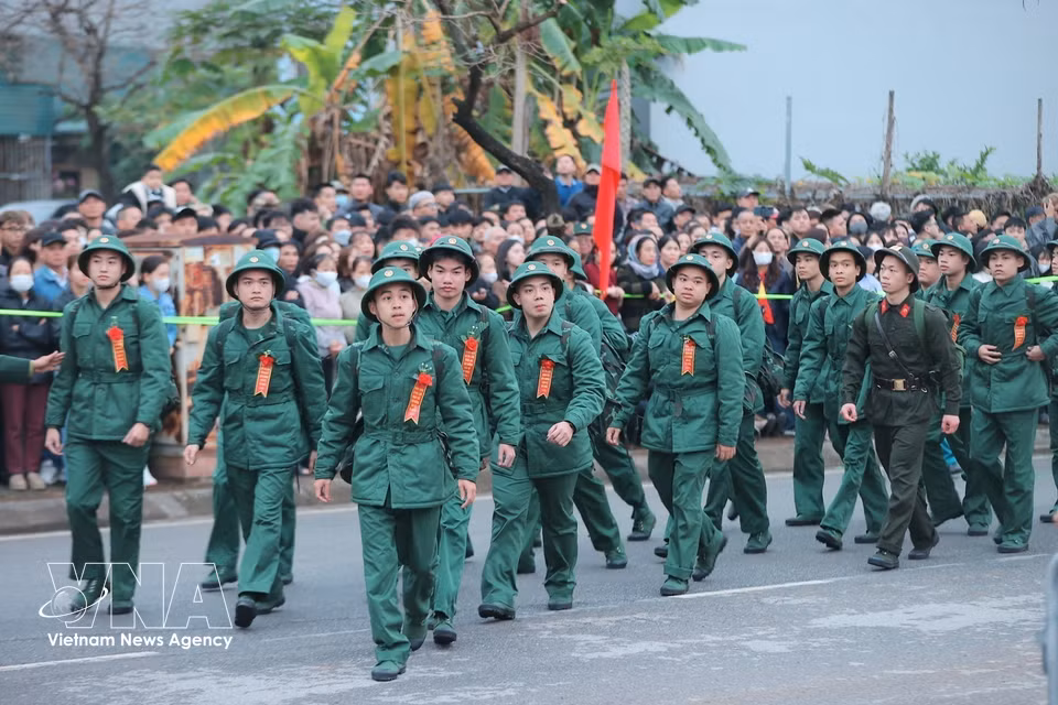 在河内市嘉林PTkV4指挥部第06交接点：新兵们兴高采烈地启程参军入伍。图自越通社