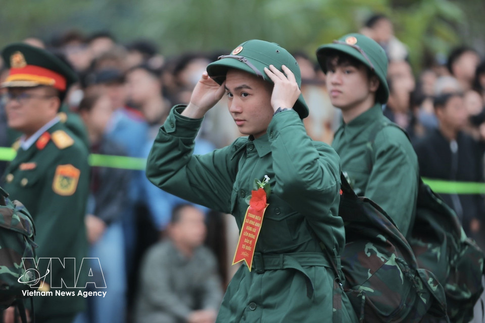 在河内市嘉林PTkV4指挥部第06交接点：新兵们兴高采烈地启程参军入伍。图自越通社