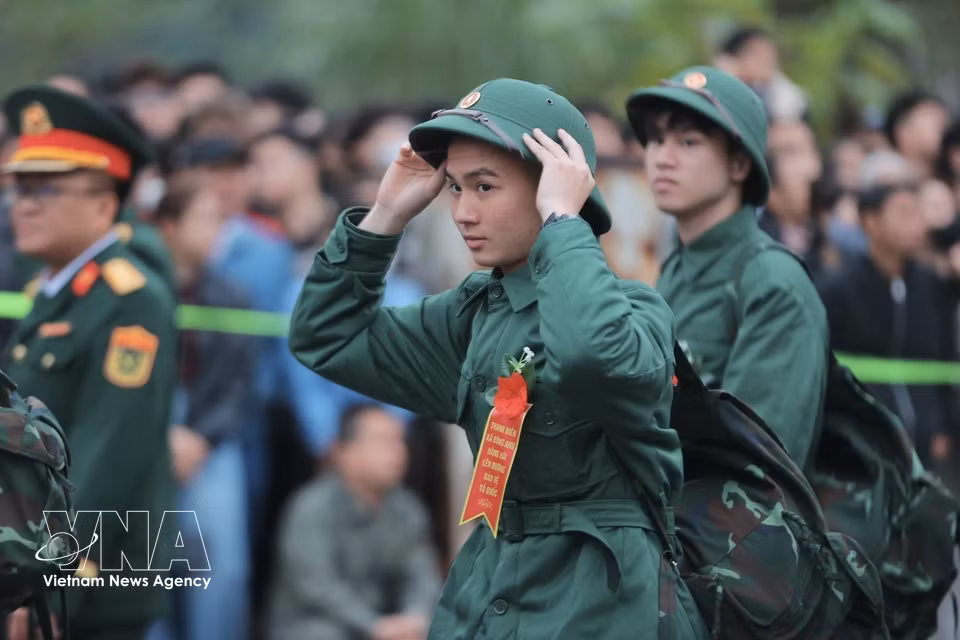 在河内市嘉林PTkV4指挥部第06交接点：新兵们兴高采烈地启程参军入伍。图自越通社