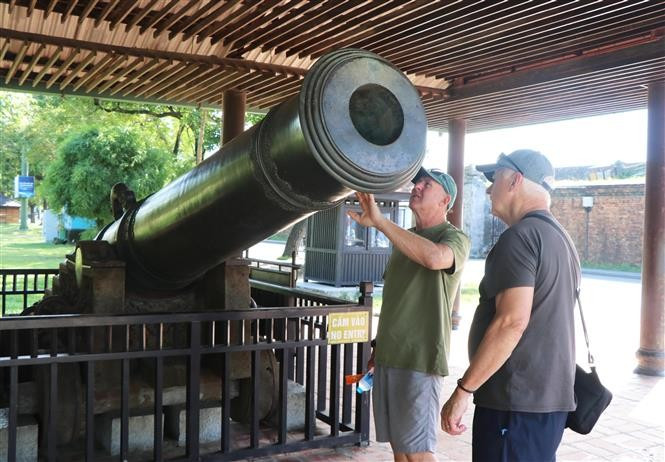 外国游客参观顺化皇城的神功大炮。图自越通社