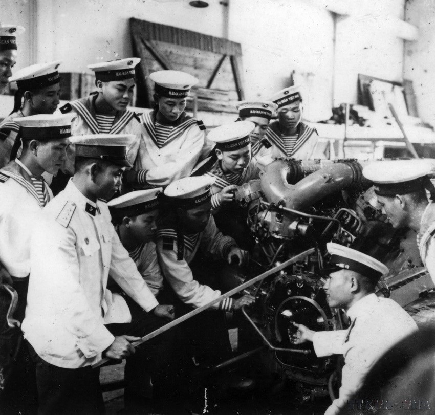 海军军官和士兵了解飞机结构与运转相关知识（1960年）。图自越通社