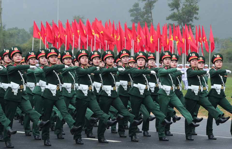 越南人民军女军医方队参加合练 。图自 越通社