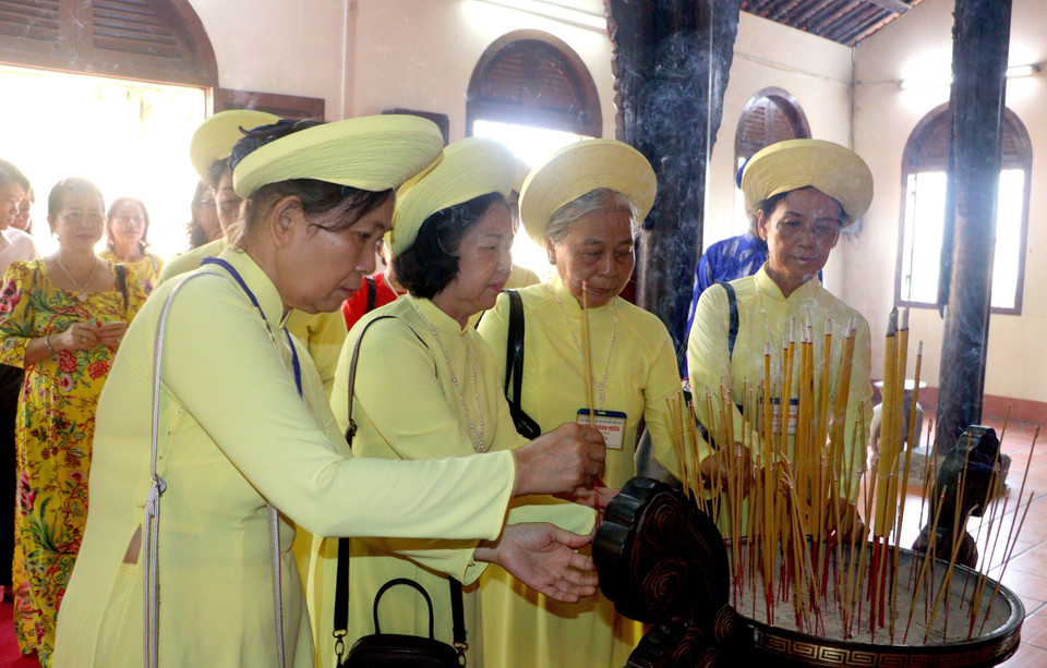 永隆省省委、省人民议会、省人民委员会和越南祖国阵线永隆省委员会在省博物馆雄王祠堂举行雄王祭祖仪式。图自越通社