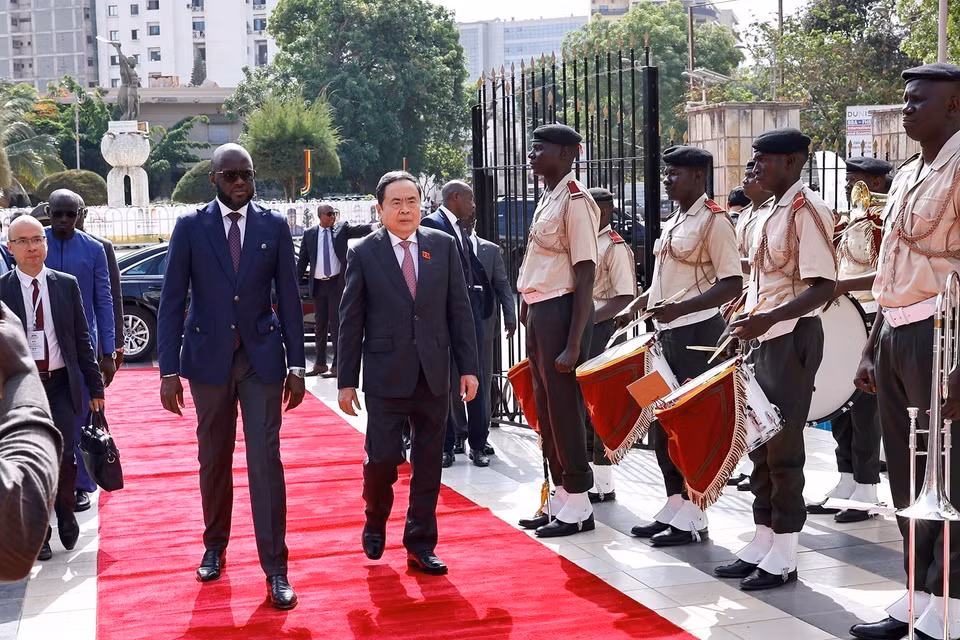 马利克·恩迪亚耶议长主持仪式，正式欢迎越南国会主席陈青敏来访。图自越通社