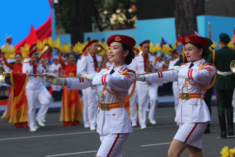 1. 胡志明市文艺工作者队伍在南方解放、国家统一50周年庆典阅兵、游行活动总彩排中，献上精彩文艺演出。图自 越通社