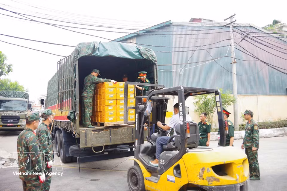 越南军队后勤技术部门力量正在装运援助委内瑞拉的救灾物资、粮食和食品。图自：越通社