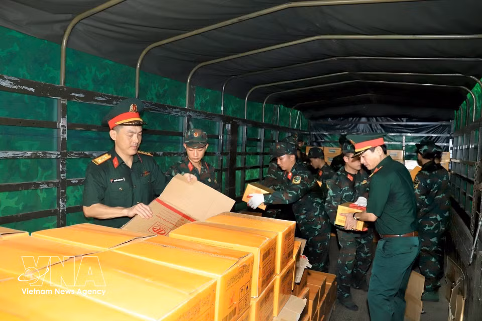 越南军队后勤技术部门力量正在装运援助委内瑞拉的救灾物资、粮食和食品。图自：越通社