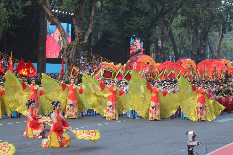 人民警察学院鼓队在南方解放、国家统一50周年庆典阅兵、游行活动总彩排中，表演了《凯旋的英雄赞歌》鼓乐节目。图自 越通社