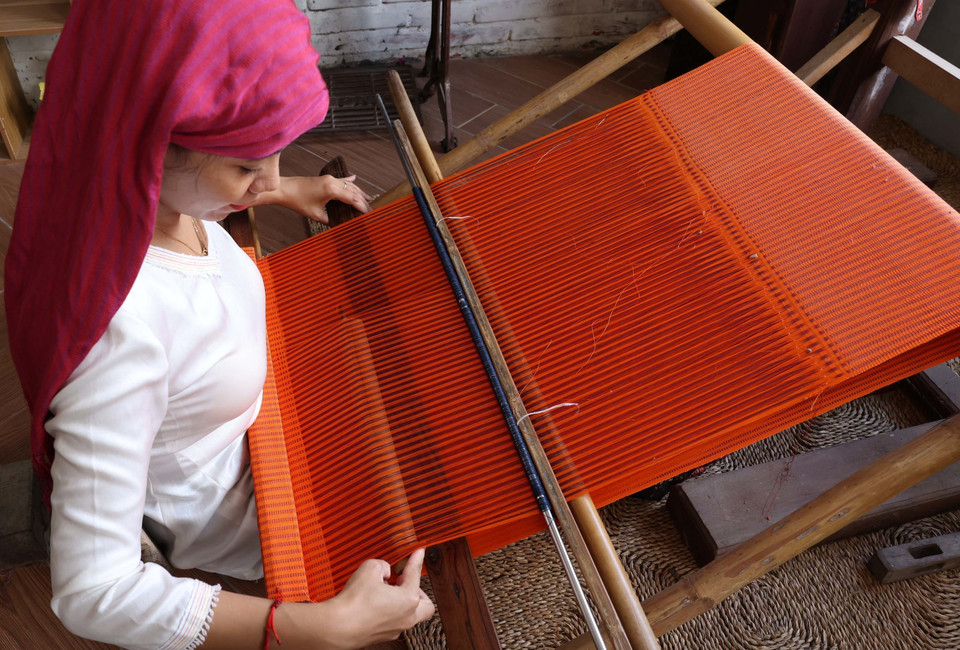 目前，继续传承与保护传统织锦技艺的关键举措就是美业村占族居民需注重保留文化特色与手工技艺精髓。图自越通社