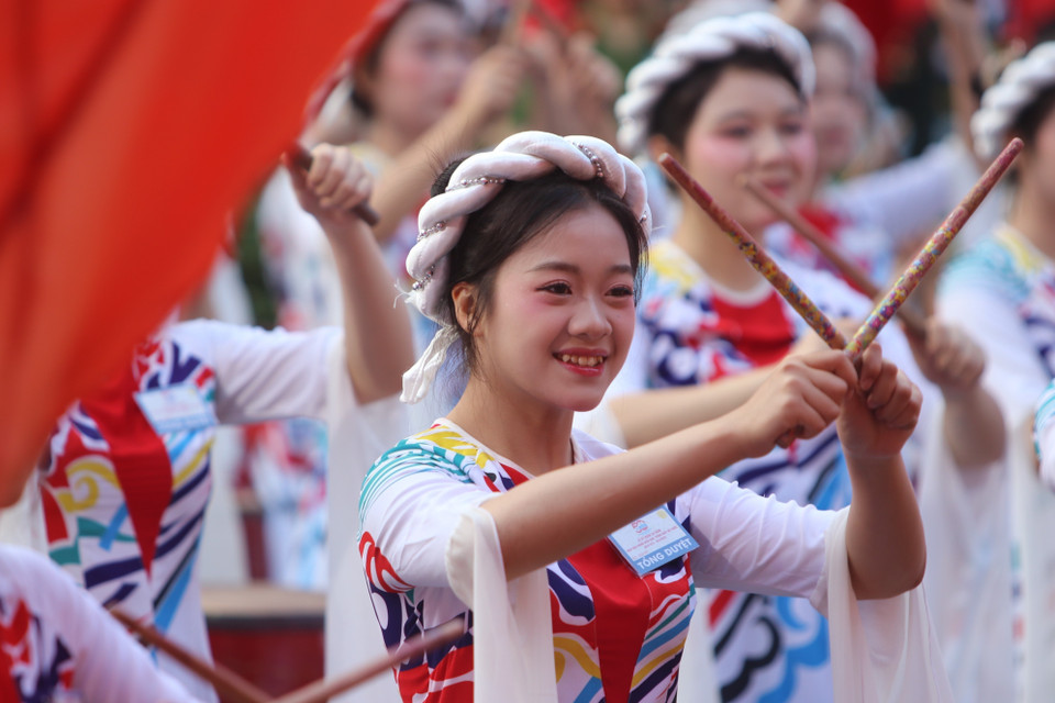 1. 人民警察学院鼓队在南方解放、国家统一50周年庆典阅兵、游行活动总彩排中，表演了《凯旋的英雄赞歌》鼓乐节目。图自 越通社