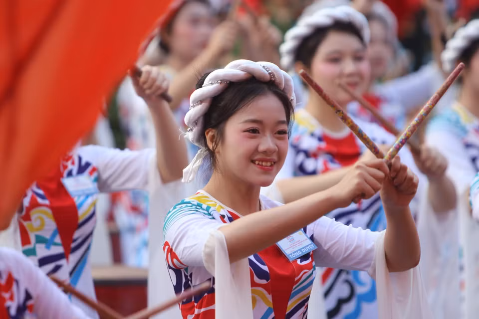 1. 人民警察学院鼓队在南方解放、国家统一50周年庆典阅兵、游行活动总彩排中，表演了《凯旋的英雄赞歌》鼓乐节目。图自 越通社