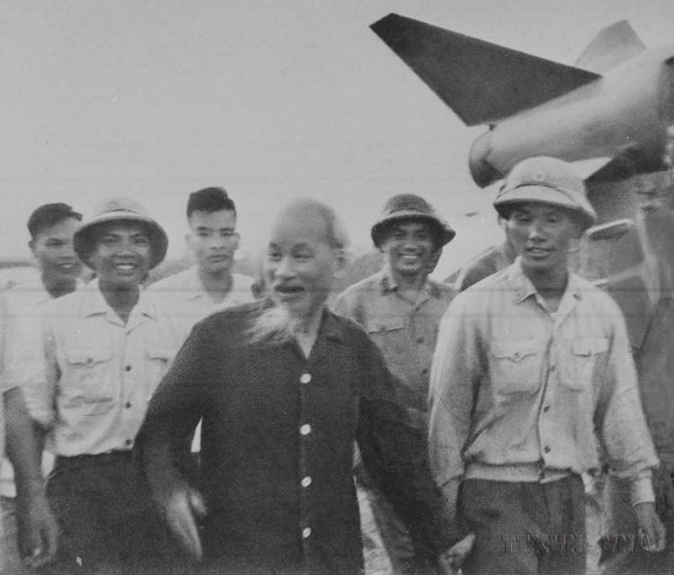 1965年8月26日,在防空导弹部队首战告捷后,胡志明主席亲临236导弹团所属第61营慰问士兵。图自越通社