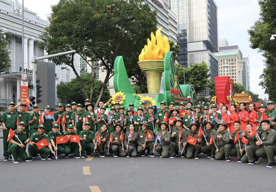 各力量参加纪念南方解放、国家统一50周年庆典阅兵、游行总彩排。图自 越通社