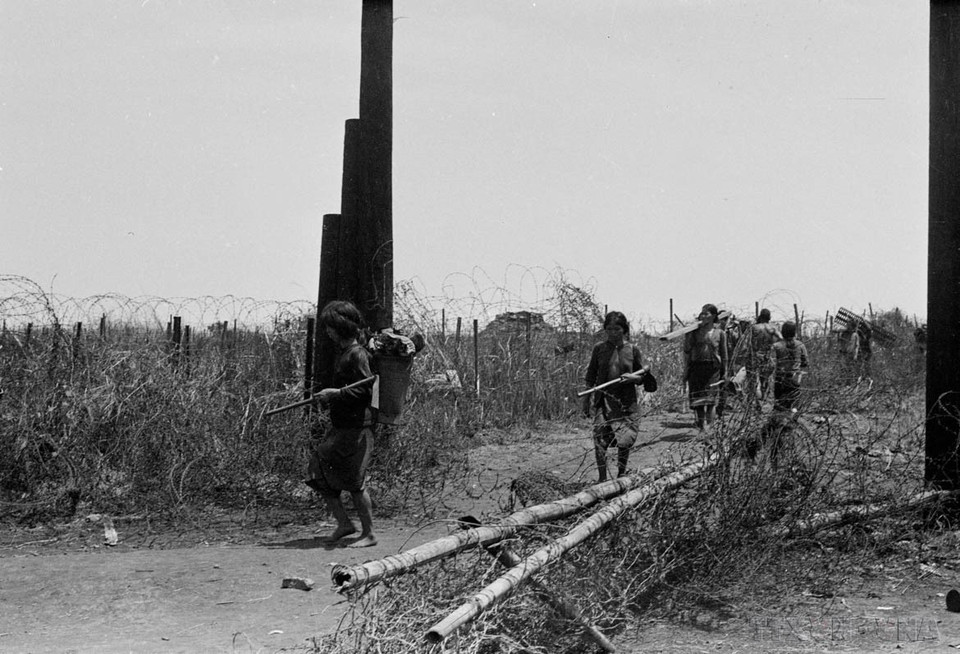 1975年解放后，嘉莱族同胞返回村庄恢复生产生活。图自越通社