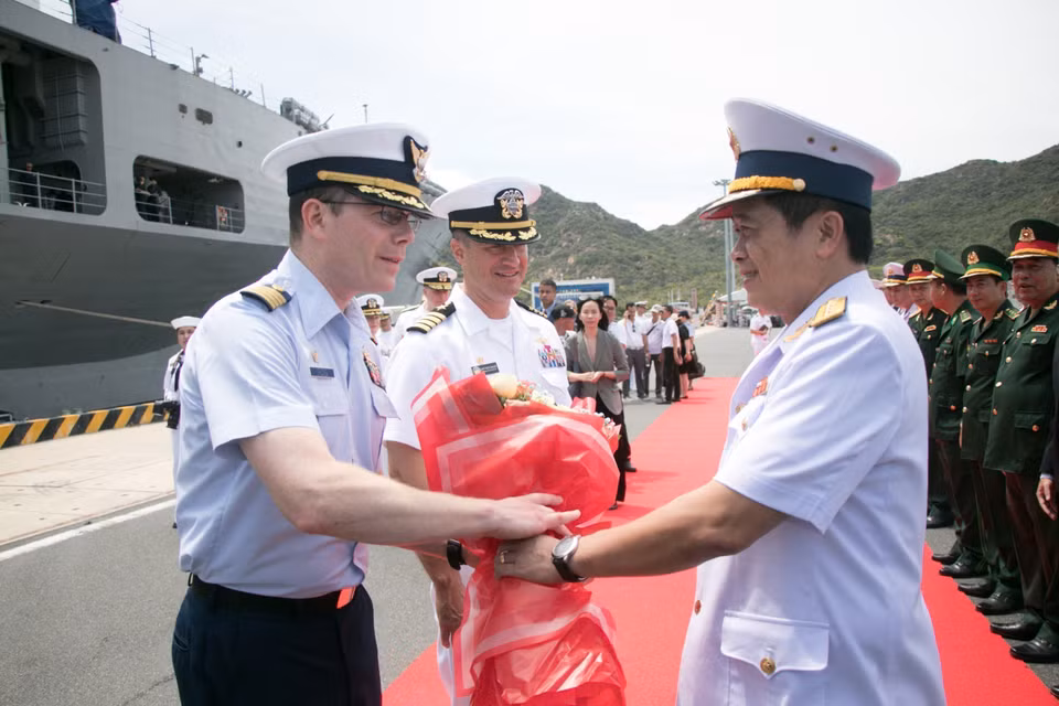 2024年7月8日，美国海军舰艇“蓝岭号”和海岸警卫队“韦舍”号抵达庆和省芽庄国际港，开展为期5天的友好访问。图自越通社