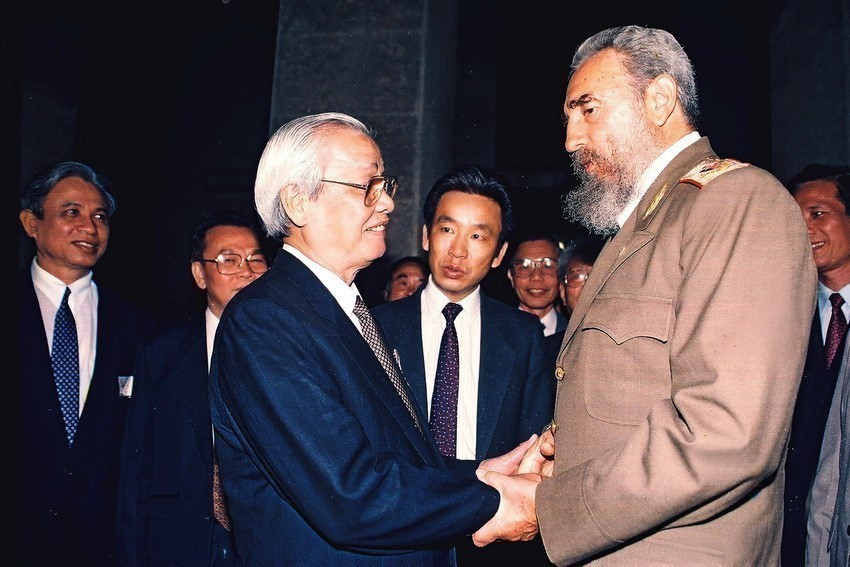 1993年7月7日，古巴国家主席菲德尔·卡斯特罗在越南政府总理武文杰对古巴进行正式友好访问期间，向武文杰总理授予古巴“何塞·马蒂”勋章。图自越通社