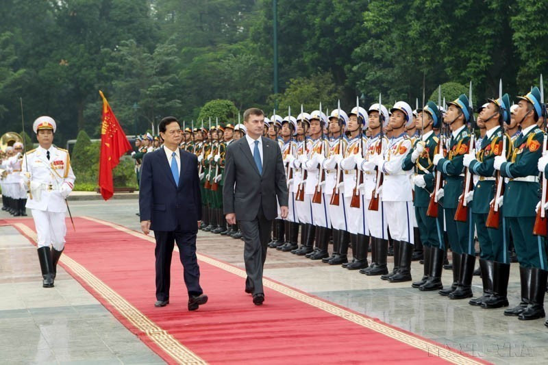 2011年11月6日至8日，越南政府总理阮晋勇主持欢迎仪式，正式接待来访的爱沙尼亚总理安德鲁斯·安西普。图自越通社